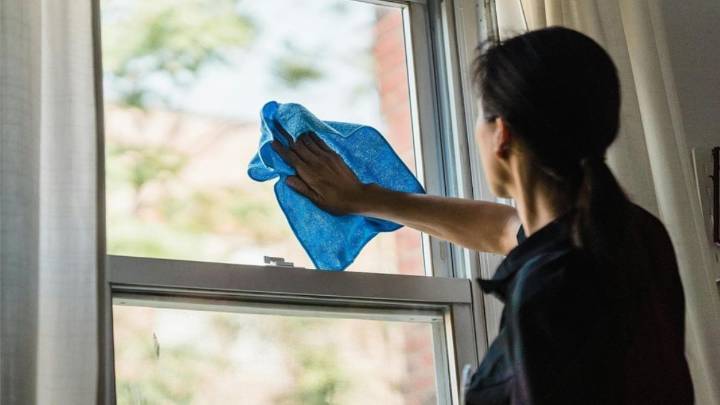 El truco casero que arrasa para dejar las ventanas impecables y sin rayas