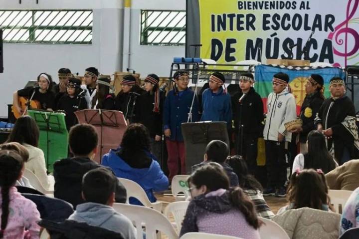 Estudiantes de Colipilli traducen e interpretan el Himno provincial en Mapudungun