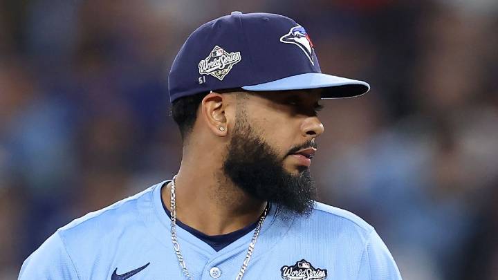 Jays join Dodgers in wearing Vesia's '51' on caps at World Series