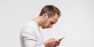 Qué es el síndrome de cuello tecnológico, la condición vinculada con el uso de dispositivos