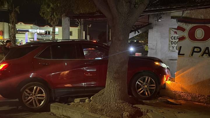 Ebrio derriba parte de una taquería en fuerte accidente al sur de Saltillo