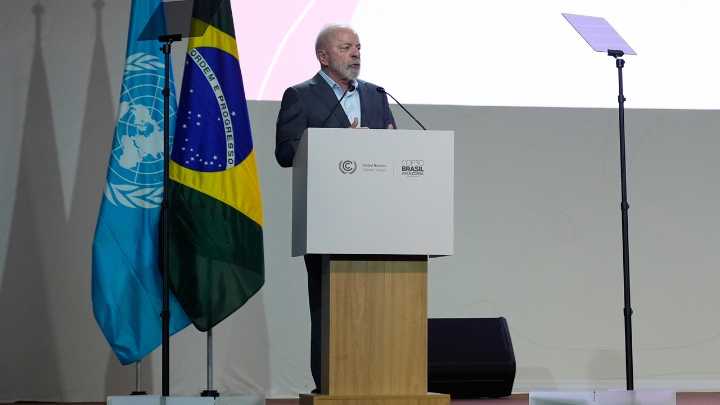 Lula critica la ausencia "de los hombres que hacen la guerra" de la cumbre del clima de Brasil
