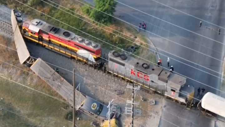 Tren Arrastra Tráiler de Doble Plataforma en Apodaca; Una persona Resultó Lesionada