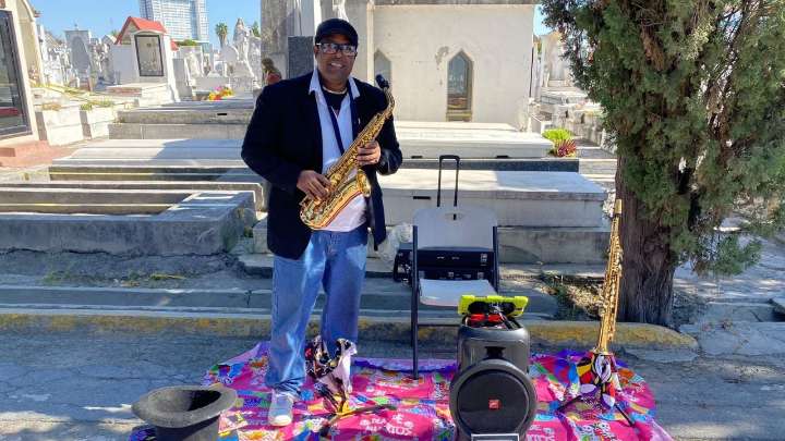 Rogelio Fusté, el músico cubano que toca saxofón para los difuntos en Día de Muertos