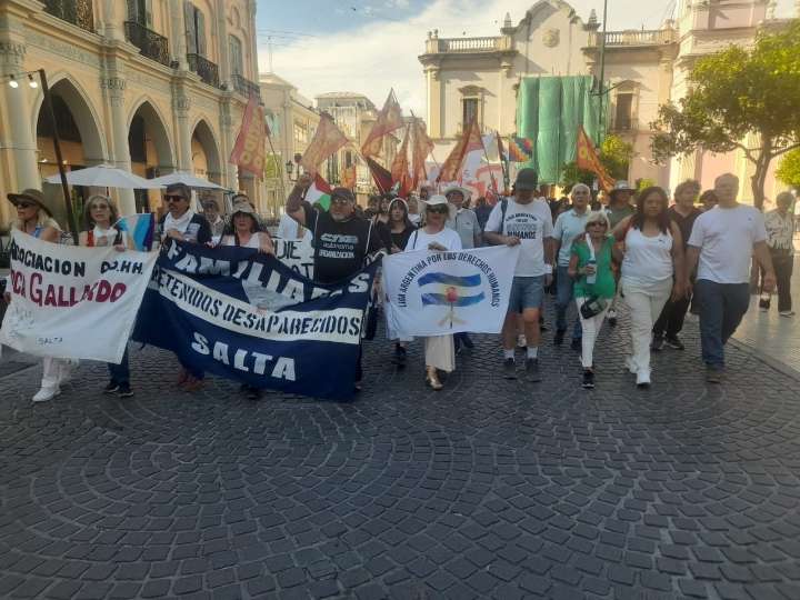 Pañuelos Blancos marcharon abrazando la memoria y contra la provocación negacionista