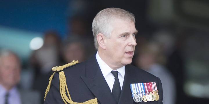 Carlos III permite al príncipe Andrés conservar la medalla de las Malvinas pese a la pérdida de sus títulos reales