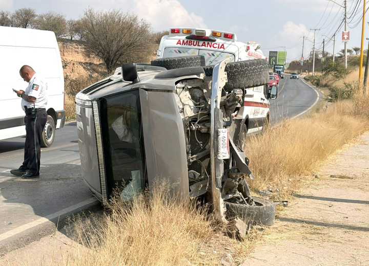Mujer al volante de una camioneta termina volcada por no atropellar a un animal en la carretera estatal 152
