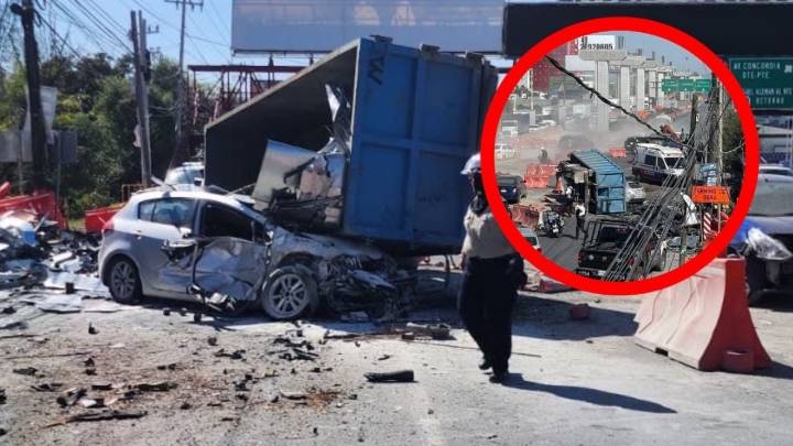 Camión de carga se vuelca y aplasta a un vehículo Kia; conductor quedó prensado