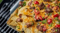 ¿Cómo preparar unos nachos con carne y frijoles negros caseros con una receta sencilla, rápida y fácil?