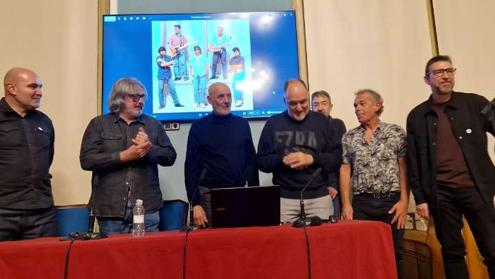 Los Mestizos llenan el Casino de Huesca con el libro de Miguel Mena que reivindica su legado pionero