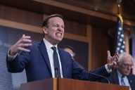 El demócrata Chris Murphy asegura que varios de sus colegas podrían aparecer en los archivos de Epstein