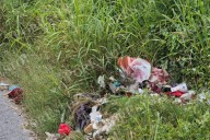 Vecinos hartos de malos olores por lote baldío lleno de basura en Champotón