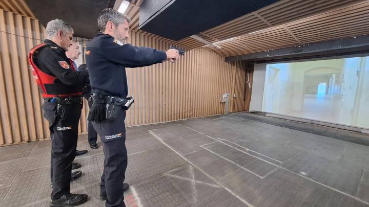 La Policía Nacional de Zaragoza inaugura una galería virtual de tiro en la Comisaría de San José