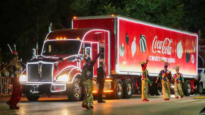 COFEPRIS recibe denuncia contra Coca-Cola por presunta publicidad indebida en sus desfiles