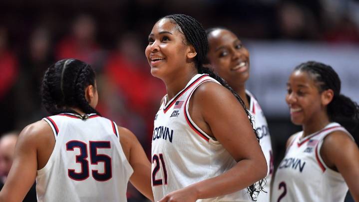 UConn's narrow victory keeps Huskies No. 1 in women's AP Top 25, South Carolina, UCLA and Texas next