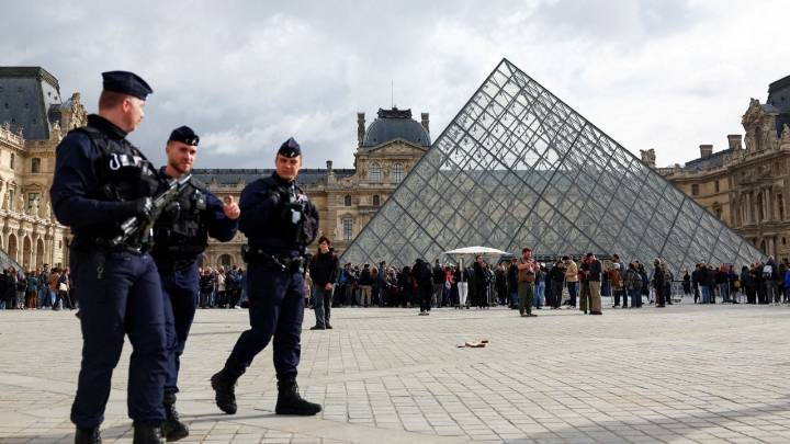 Robo al Museo del Louvre: dos detenidos participaron juntos en un robo hace 10 años