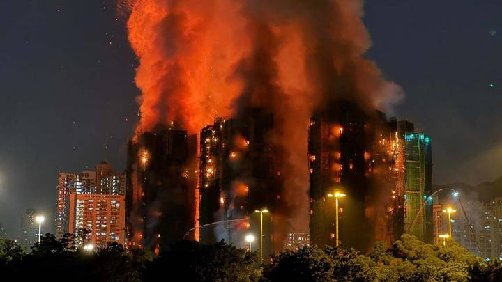 Incendio en complejo residencial de Hong Kong deja por lo menos 13 muertos