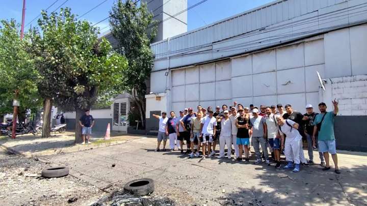 Bife a la malaria: trabajadores tomaron un frigorífico por despidos y sueldos adeudados