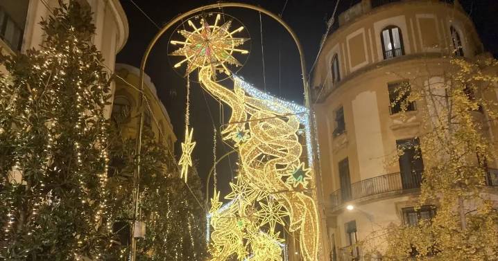 Córdoba ultima el encendido de la Navidad mientras las luces ya visten el centro de la ciudad