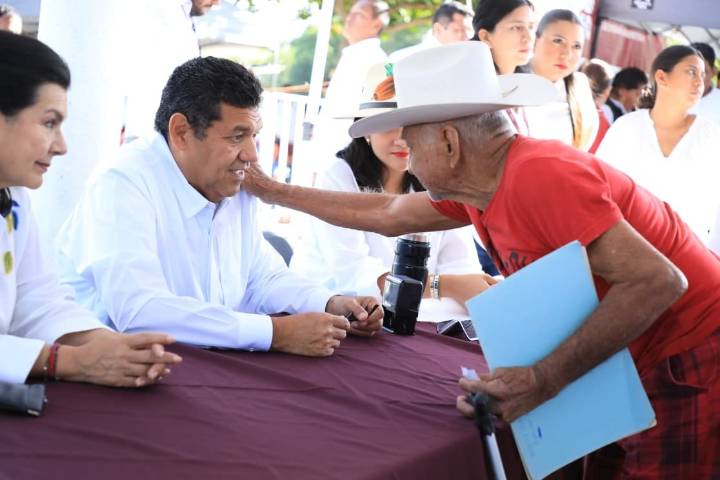 En Villa Luis Gil Pérez, cierra Javier May última audiencia pública de 2025