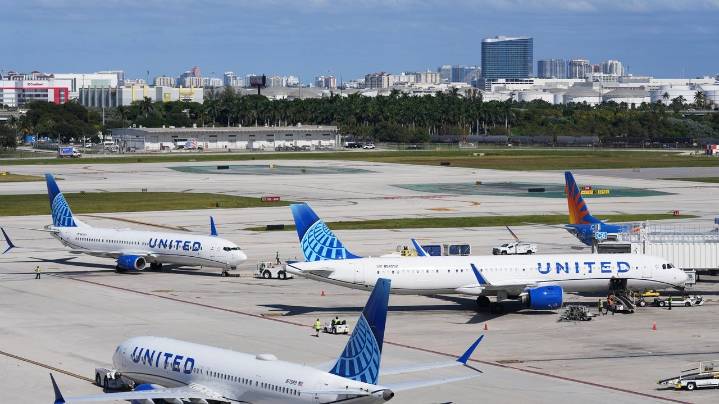 FAA gives $10K bonuses only to controllers and technicians with perfect attendance during shutdown