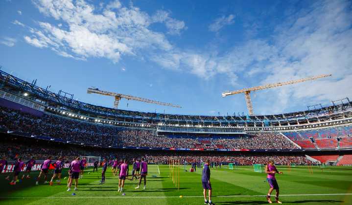 ¡Y regresaron a casa! Barcelona vuelve al Camp Nou ante más de 20 mil personas