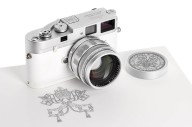 Subastan cámara Leica del papa Francisco por 7.5 mdd