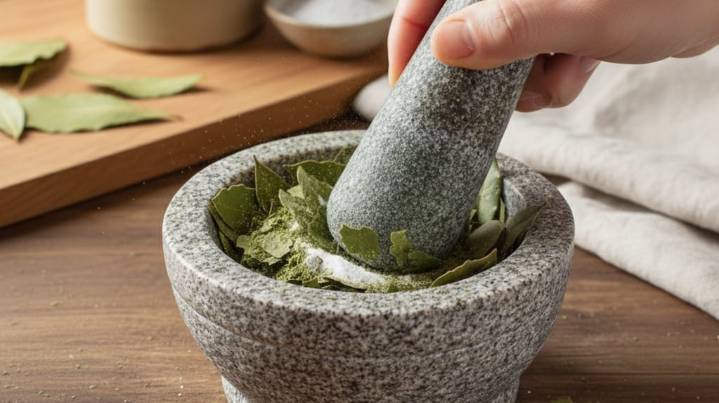 Triturar hojas de laurel con bicarbonato: para qué sirve y por qué lo recomiendan