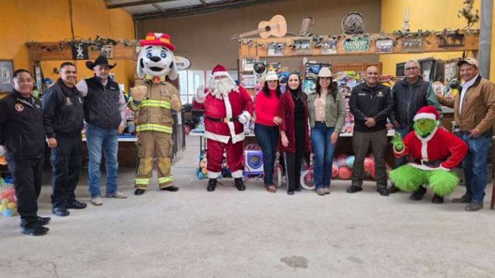 Donó Rodeo Santa Elena más de 400 juguetes a Santa Bombero