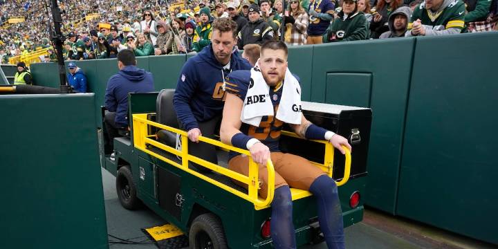Packers star tight end Tucker Kraft carted off field with knee injury