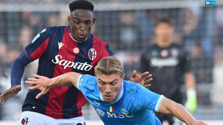 Napoli pierde el liderato en Bolonia: Lucumí y un debutante de 17 años sellan la caída
