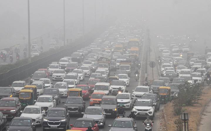 Delhi air quality remains 'very poor'; AQI stands at 385