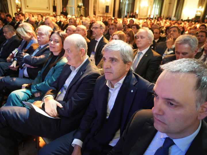 Los detalles "confidenciales" de la reforma tributaria por la que pulsean Caputo y Sturzenegger: los cambios que vienen en IVA y Ganancias