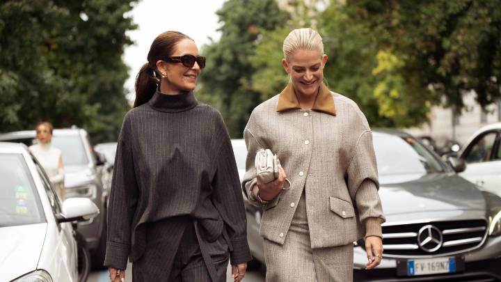 Blusas elegantes para llevar con chamarras, sobrecamisas, chalecos y más en invierno 2025