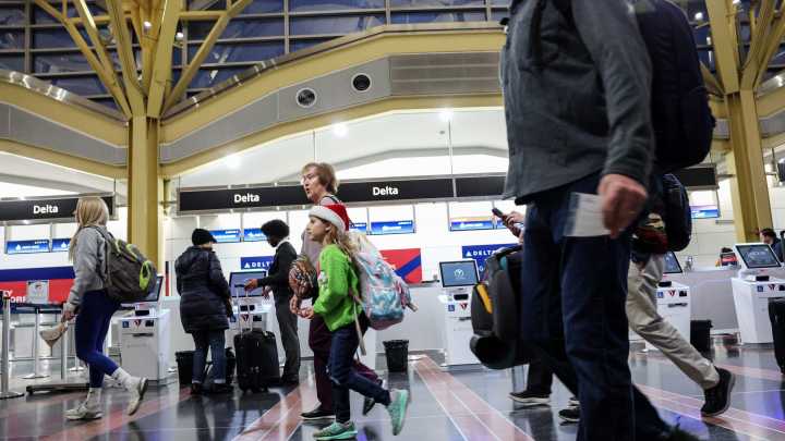 Thanksgiving flight delays, cancellations at Florida airports