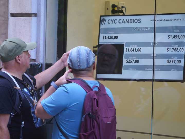 El dólar bajó en el arranque de semana a $ 1.415, su menor valor desde principios de octubre