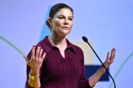 ¿Aceptamos la manicura burdeos de Victoria de Suecia, coordinada con su vestido, como la más importante de la Navidad?