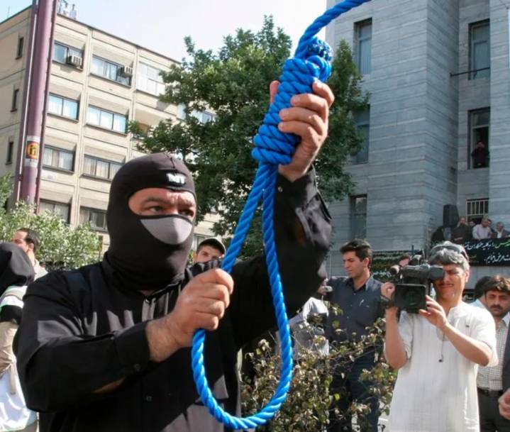 Irán vuelve a las ejecuciones en público: cuelgan a un hombre acusado de violación