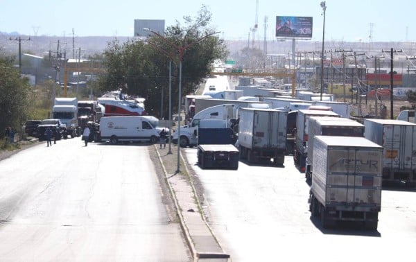 Casi cinco horas de bloqueo, campesinos paralizan la entrada y salida de Juárez