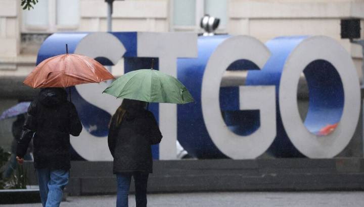 Lluvia, frío, frío y tormentas: el pronóstico confirmado para Santiago esta semana