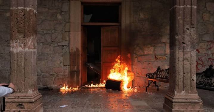 Manifestantes prenden fuego a Palacio Municipal de Apatzingán