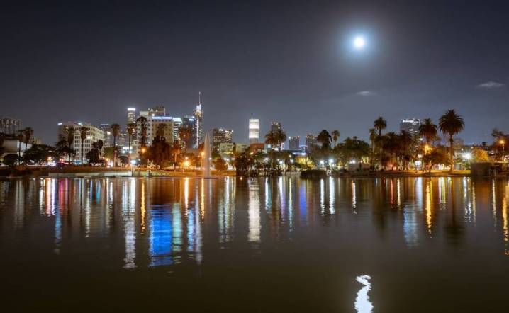 Una constelación de más de 4.000 reflectores: empresa de Estados Unidos planea vender luz de sol para iluminar de noche a la Tierra desde el espacio