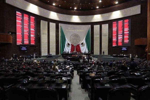 Avalan reforma que prohíbe cobros por tarjetas no pedidas