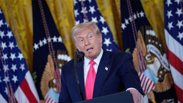 Trump dice que pedirá investigación sobre vínculos de Bill Clinton y otros con Epstein