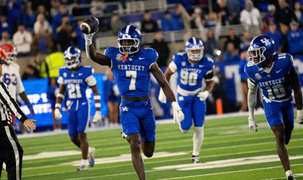 Wildcats pounce on Florida mistakes, dump Gators 38