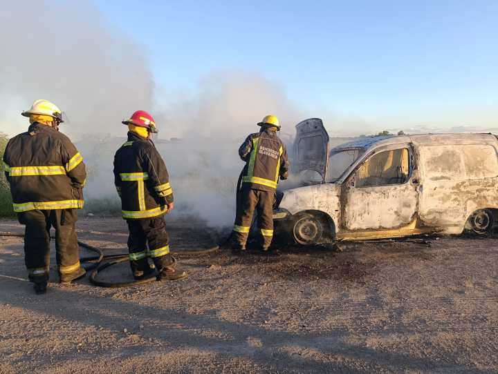 Fuego destruyó una camioneta en Alberdi Norte