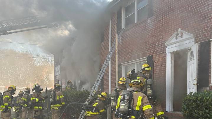 Norfolk Fire-Rescue respond to apartment fire on Norview Ave