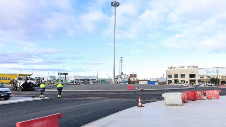 La rotonda que fue cruce permite el acceso de tráfico a Trobajo dos años después