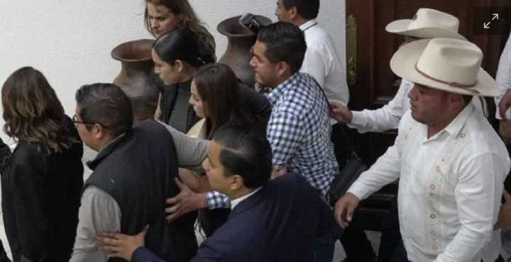 Encapuchado intenta entrar al Congreso de Michoacán previo a la toma de protesta de Grecia Quiroz