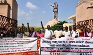 Contract workers of Smriti Vanam demand salaries